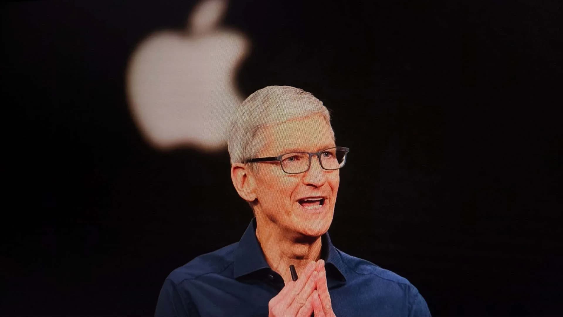 Tim Cook deixa comando da Apple após quase 15 anos; John Ternus assume como CEO
